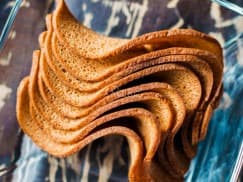 Чипсы из лаваша: Ресторанные гренки с сыром